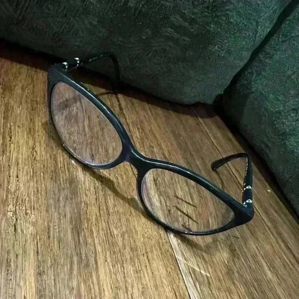 Vogue glasses with rhinestone detail on the side - prescription eyewear - Picture 4 of 6